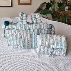 Pack bolso + cambiador jaipuri blanco y azul